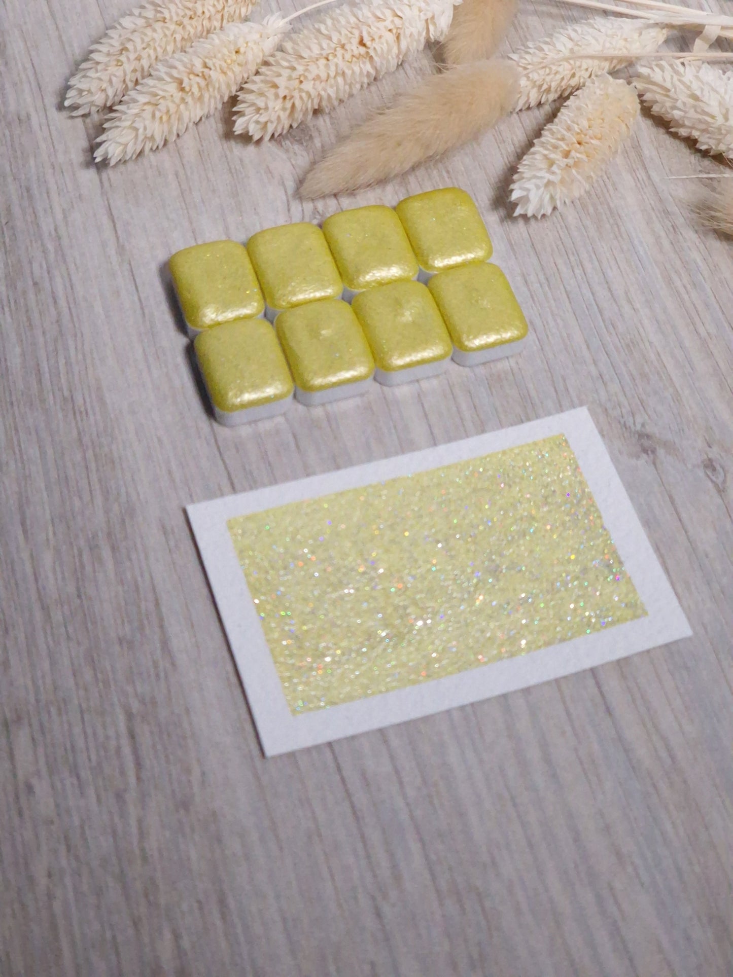 Sunny | Quart de godet d'aquarelle pailletée | aquarelle holographique jaune | aquarelle scintillante jaune| fabriquée à la main