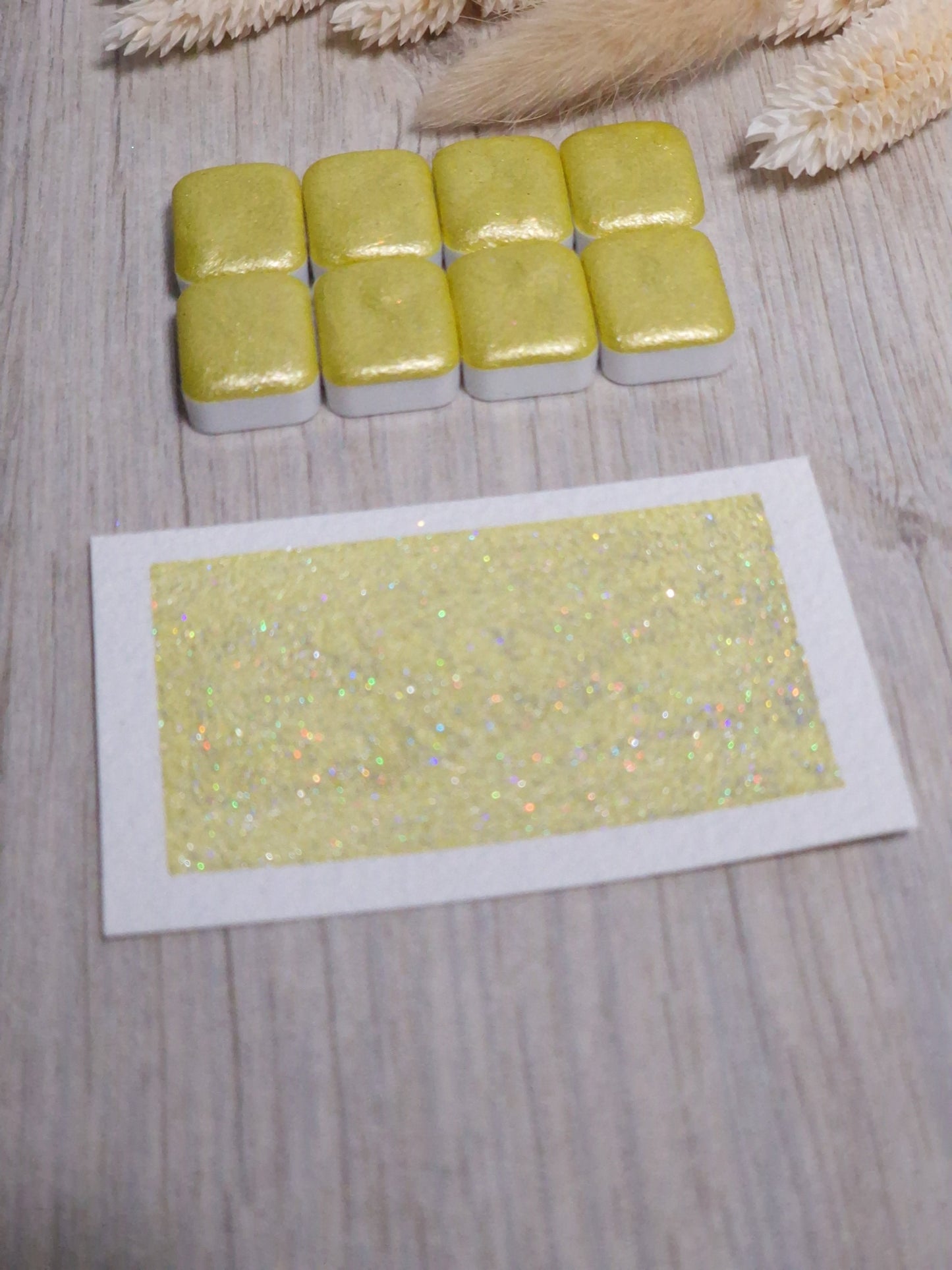 Sunny | Quart de godet d'aquarelle pailletée | aquarelle holographique jaune | aquarelle scintillante jaune| fabriquée à la main