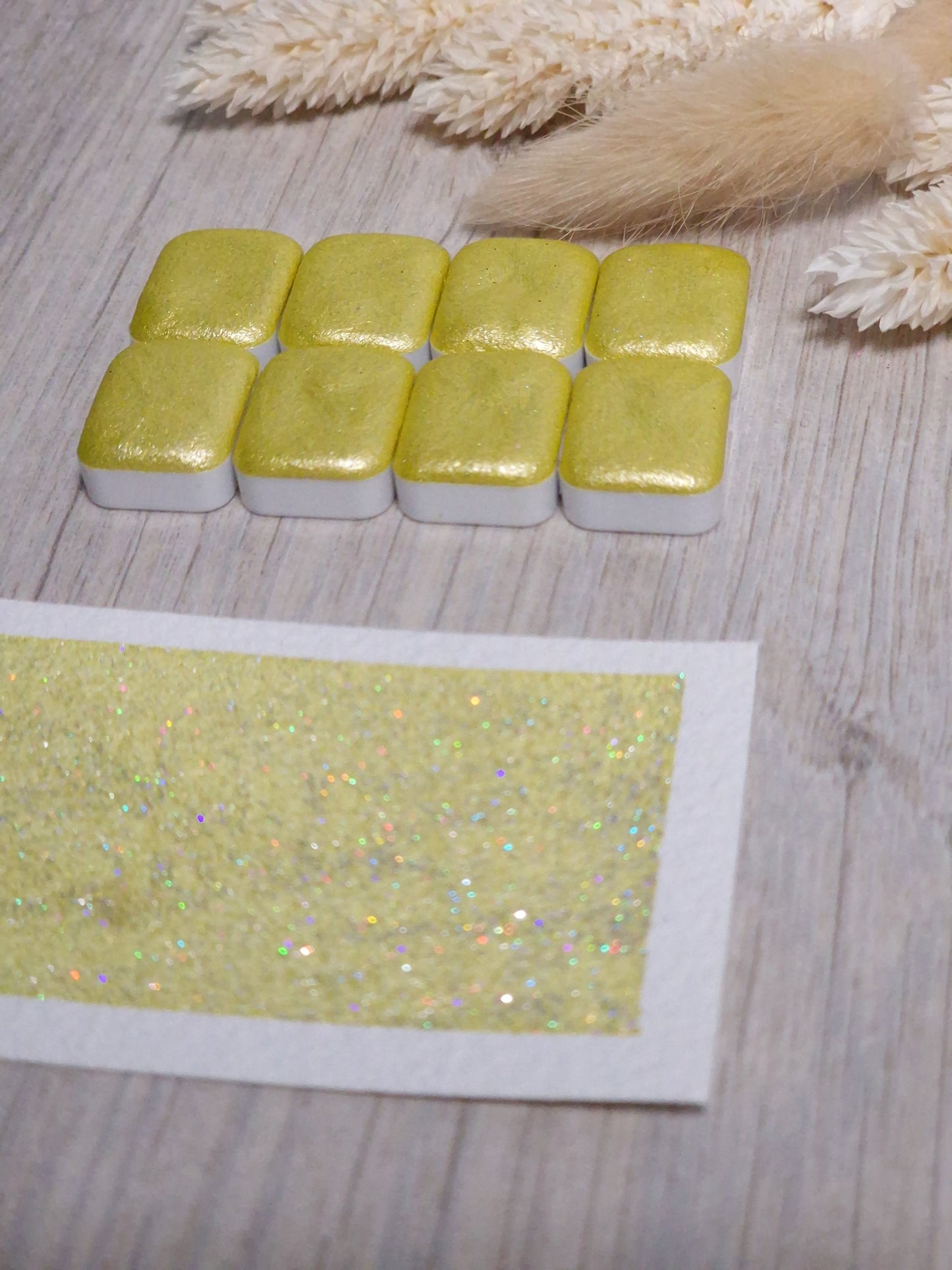 Sunny | Quart de godet d'aquarelle pailletée | aquarelle holographique jaune | aquarelle scintillante jaune| fabriquée à la main
