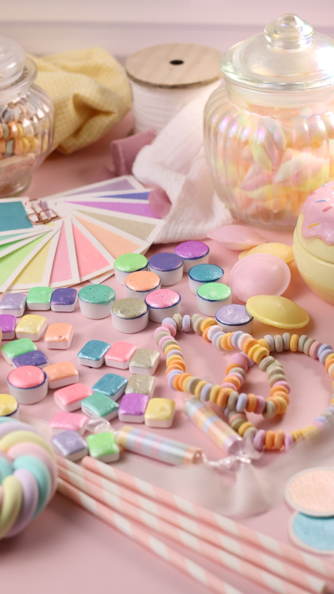 Candy | 12 metallische Pastell-Aquarellfarben | Handgefertigte Aquarellpalette | Intensives und brillantes Set