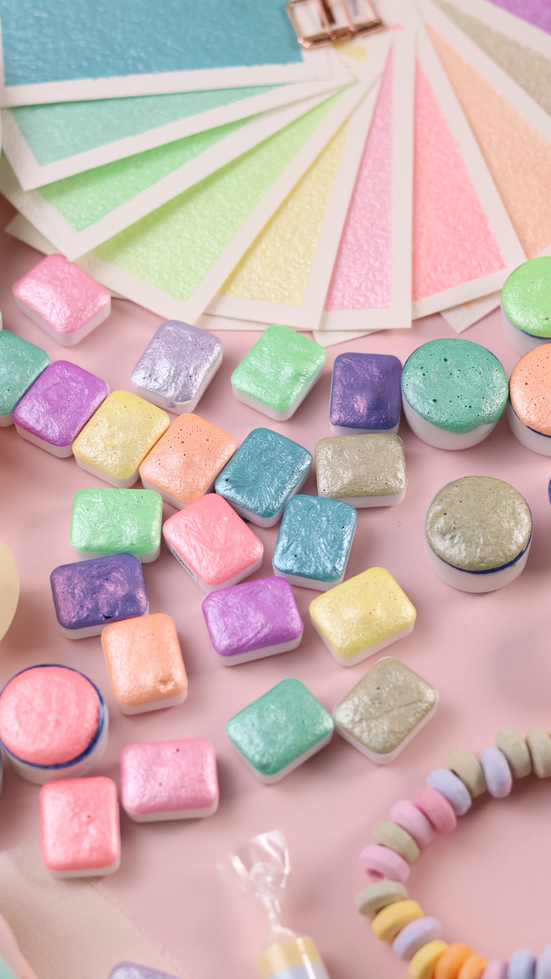 Candy | 12 metallische Pastell-Aquarellfarben | Handgefertigte Aquarellpalette | Intensives und brillantes Set