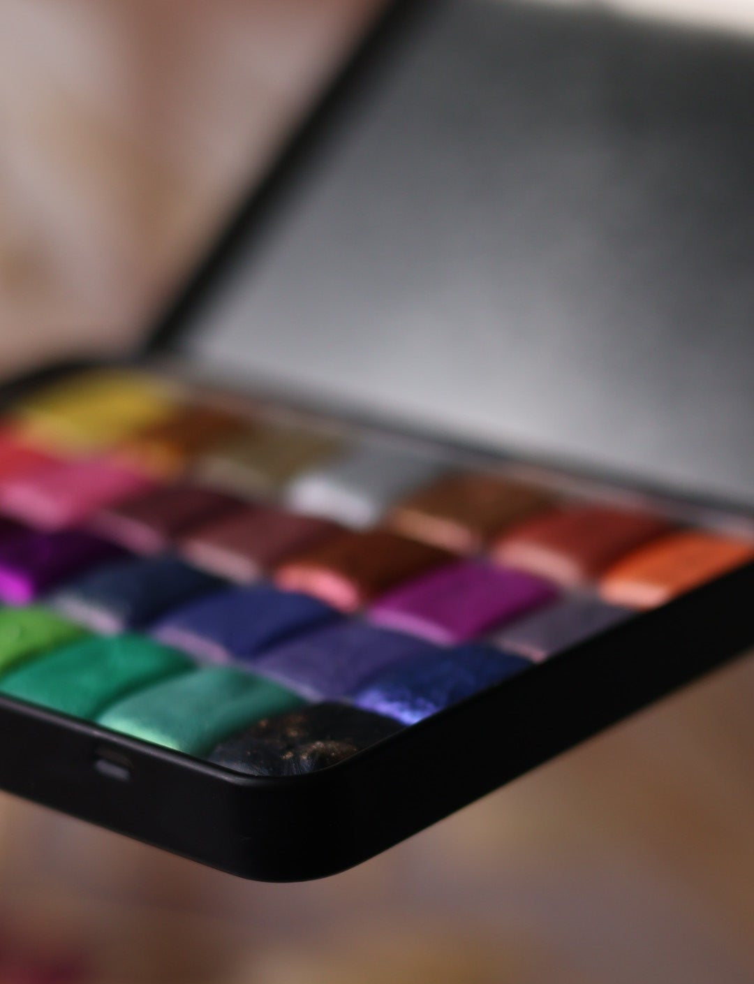 🎨 Palette voyage en acier – Emporte tes aquarelles partout ✨
