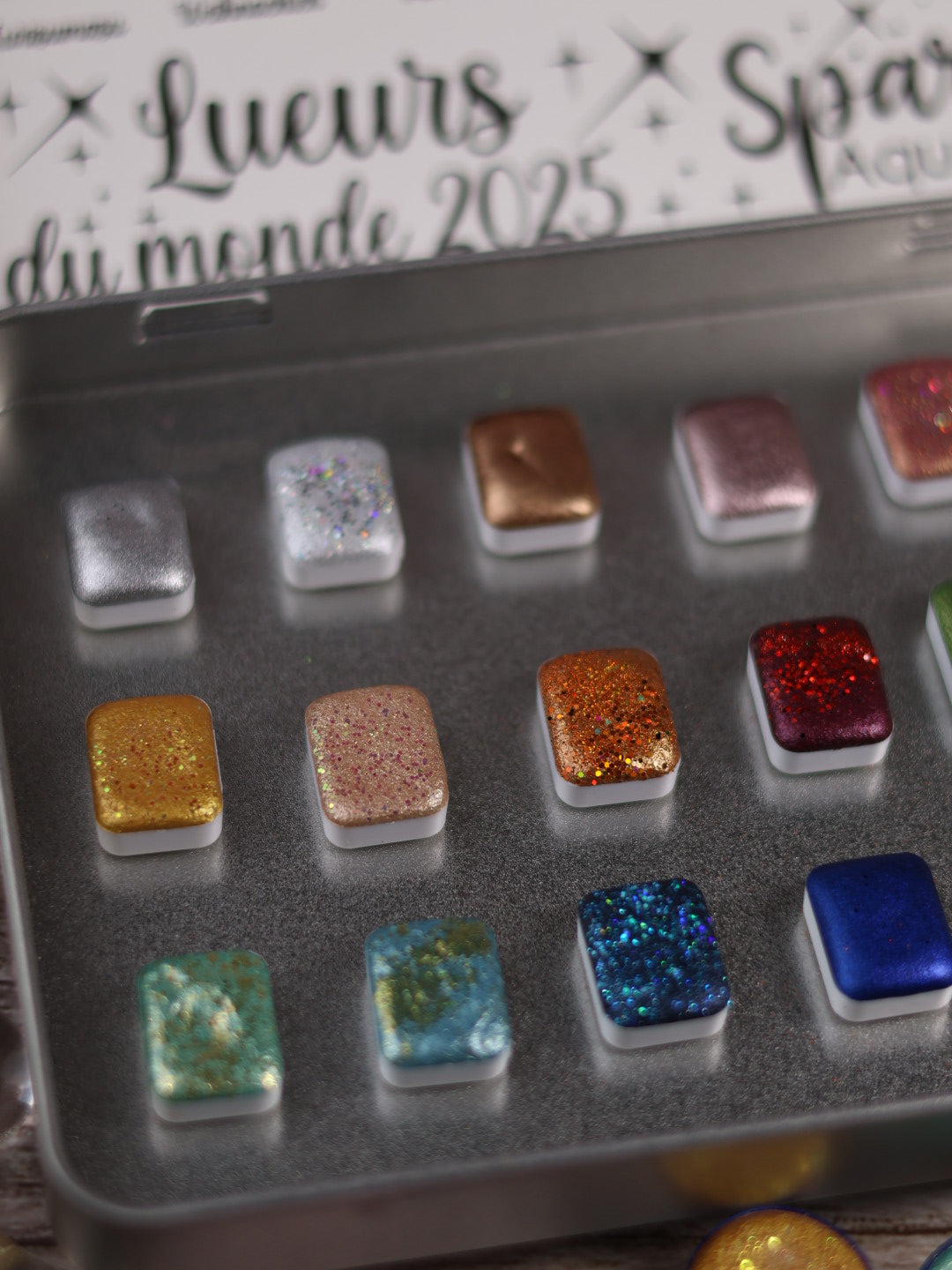 🎄✨ Boite Lueurs du monde – 18 godets d’aquarelle à effets | Noël 2025  | aquarelle métallisées et pailletées | aquarelle artisanat | cadeau Noël artiste peintre